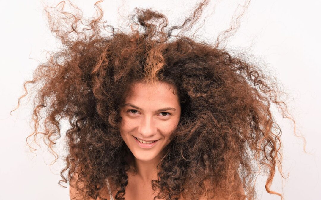 Por qué tu cabello sigue con frizz incluso después de peinarlo (y cómo solucionarlo)